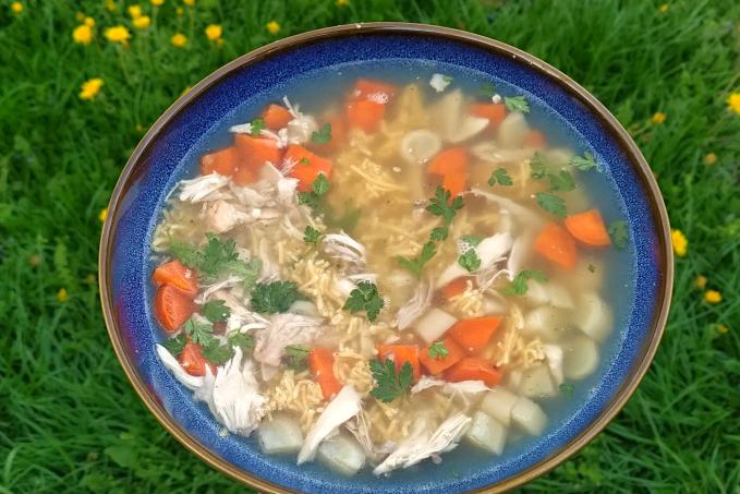 Kuřecí vývar s masem, zeleninou a nudlemi - LC