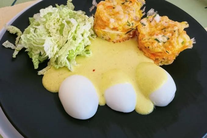 Vejce s dijonskou omáčkou a mrkvové knedlíky