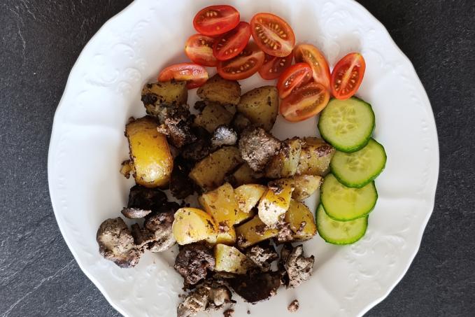 Pikantní brambory s česnekem a kuřecími játry