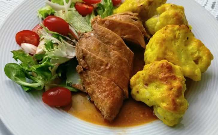 Kuřecí prso, pečený květák s parmazánem a salát