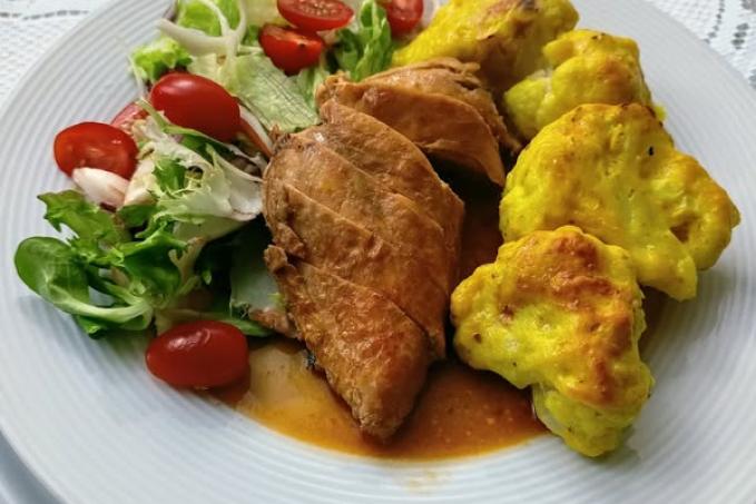 Kuřecí prso, pečený květák s parmazánem a salát