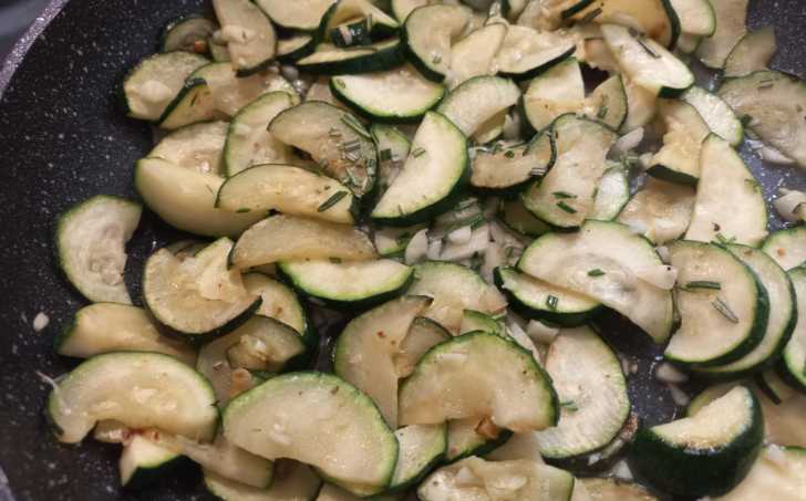 Restovaná cuketa s česnekem a rozmarýnem