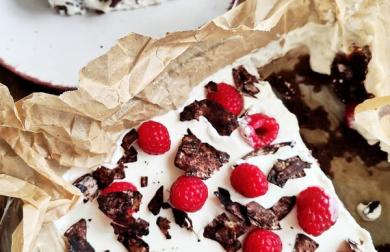 Koláč s malinami a kokosovými chipsy