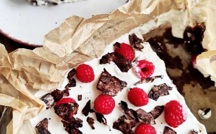 Koláč s malinami a kokosovými chipsy