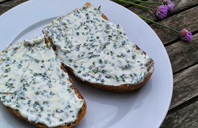Kváskový chléb s pomazánkou s ricotty a pažitky