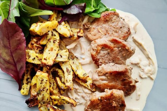 Vepřová panenka s křenovou omáčkou a celerové hranolky