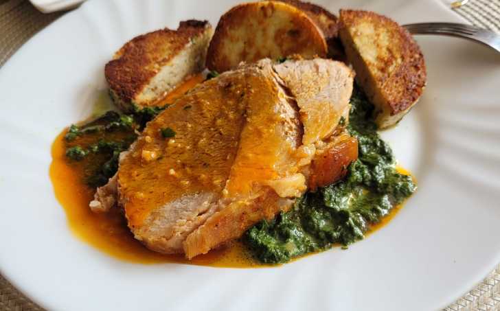 PEČENÉ PLECKO SE ŠPENÁTEM A KNEDLÍKEM