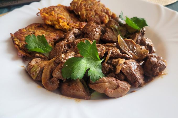 KUŘECÍ JÁTRA SE ŽAMPIONY A PLACIČKAMI