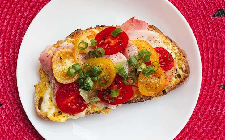 Kváskový chléb ve vajíčku se šunkou a sýrem