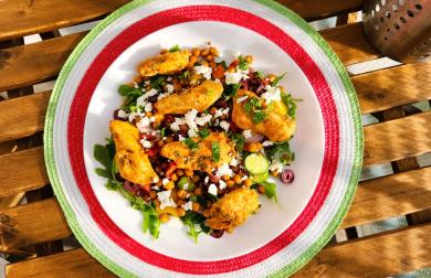 Řecký salát s cizrnou a kuřecím masem