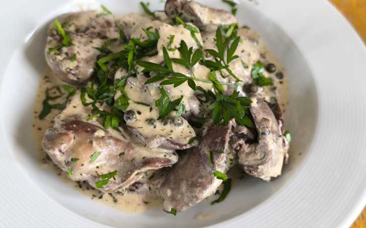 Kuřecí játra ve smetanové omáčce se sýrem a zeleným pepřem