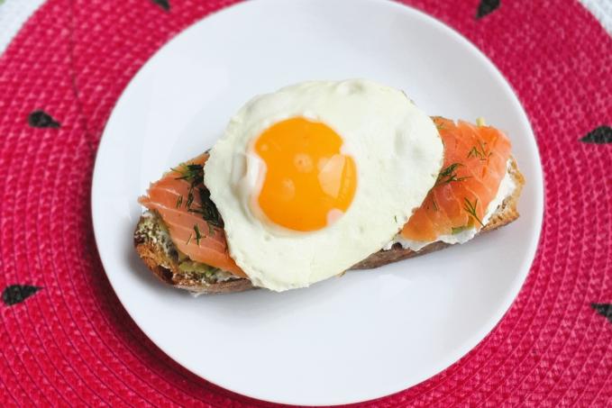 Kváskový chléb s uzeným lososem a vajíčkem