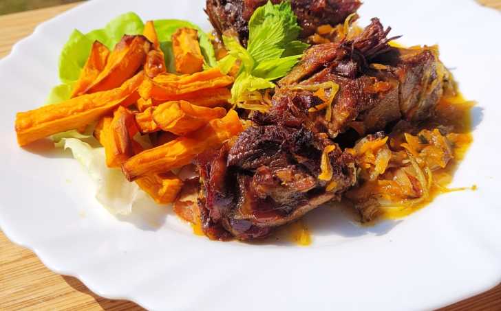 KANČÍ NA ZELENINĚ S BATÁTOVÝMI HRANOLKY