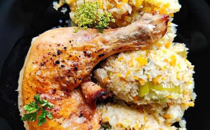 Pečené kuřecí stehno a zeleninová "rýže"