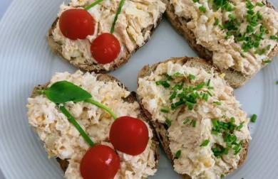 Tuňáková pomazánka s cottage a vejci