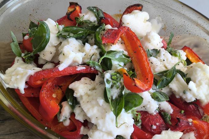 Paprikový salát s mozzarellou