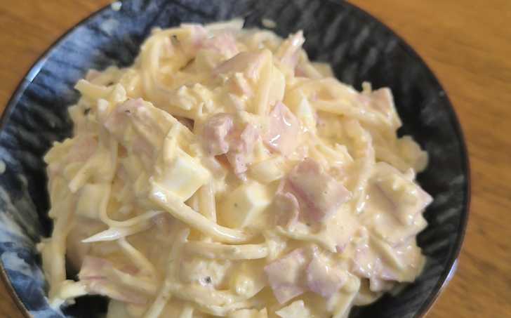 Celerový salát se šunkou a sýrem