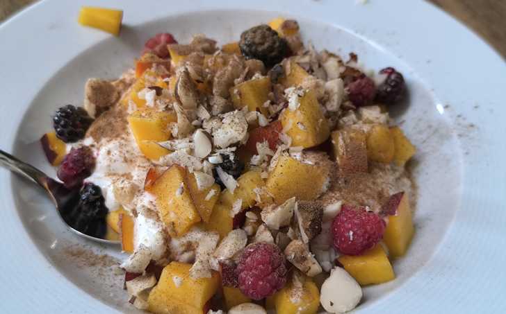 Řecký jogurt s ovocem, skořicí a para ořechy