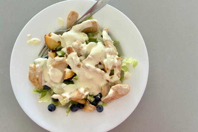 Salát s kuřecím masem, broskví, borůvkami a sýrovým dresinkem