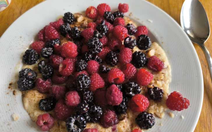 Kaše z psyllia a bílků s ovocem