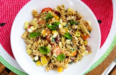 Těstovinový salát s cottage sýrem