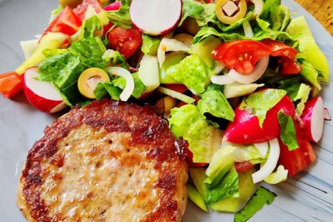 Holandský řízek a míchaný salát