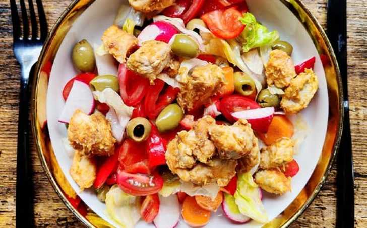 Kuřecí na hořčici a zeleninový salát