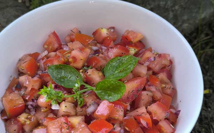Rajčatový salát s cibulkou