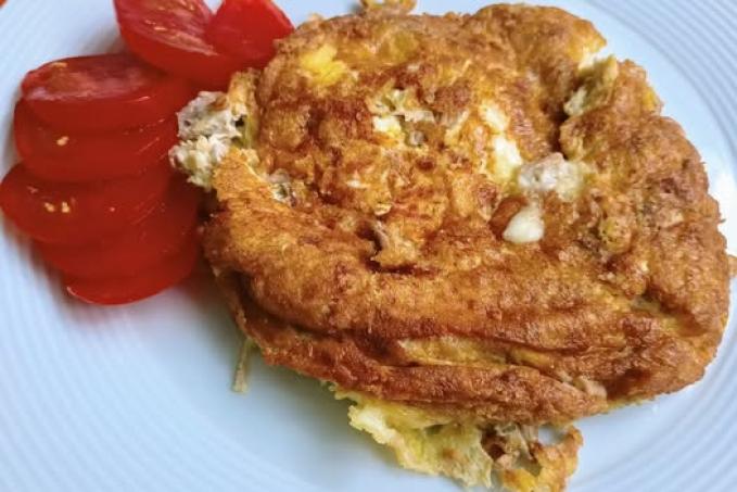 Vaječná omeleta se sýrem a tuňákem