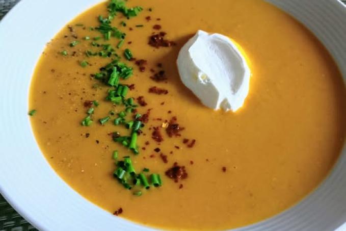 Pikantní polévka z červené čočky