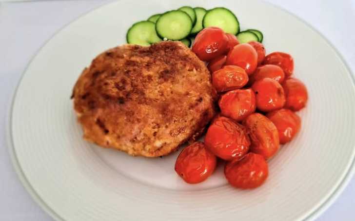 Kuřecí karbanátek se sýrem a pečenými rajčaty