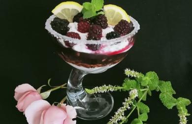 Tvarohový chia pohár s ostružinami a čokoládou