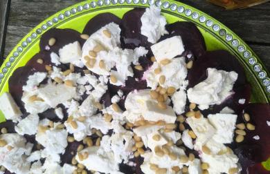 Teplý salát z červené řepy s ricottou a piniovými oříšky