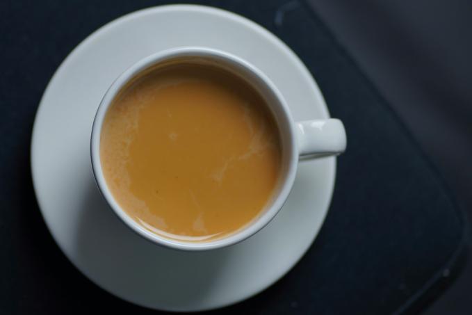 Káva bez kofeinu s mlékem