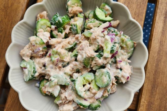 Rychlý okurkový salát s tuňákem