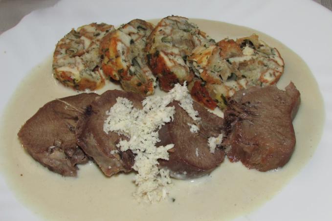 VEPŘOVÝ JAZYK S KŘENOVOU OMÁČKOU A "KARLOVARSKÝ KNEDLÍK"