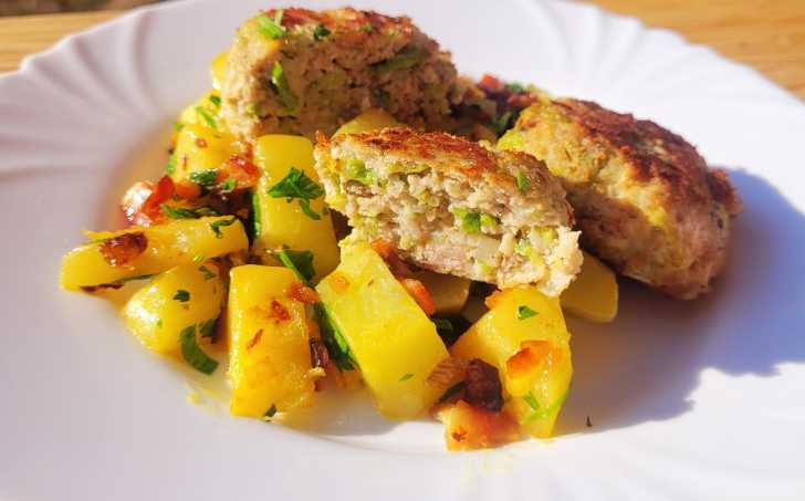 KAPUSTOVÉ KARBANÁTKY S MLETÝM MASEM A KEDLUBNOU NA SLANINĚ