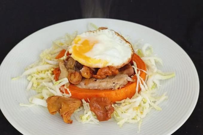 Vepřová kotleta, pečená dýně, restované houby, volské oko