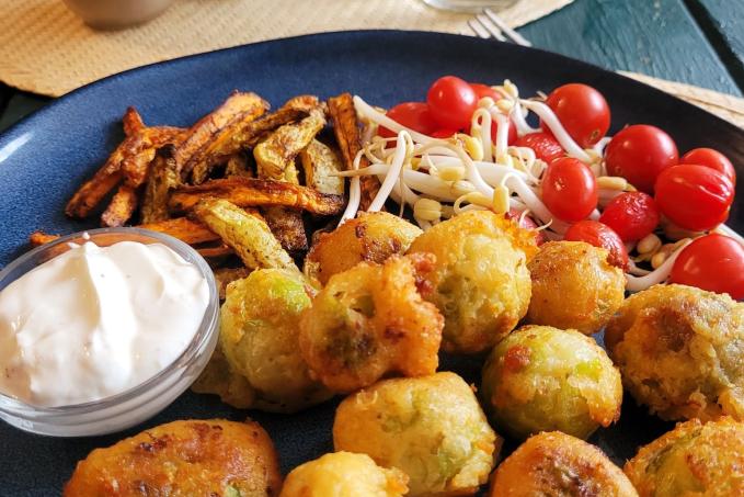 KAPUSTIČKY V TĚSTÍČKU SE ZELENINOVÝMI HRANOLKY A DIPEM