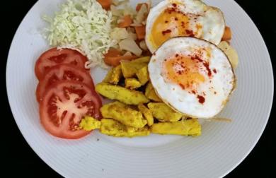 Kuřecí nudličky na kari, pečená mrkev s květákem a volská oka