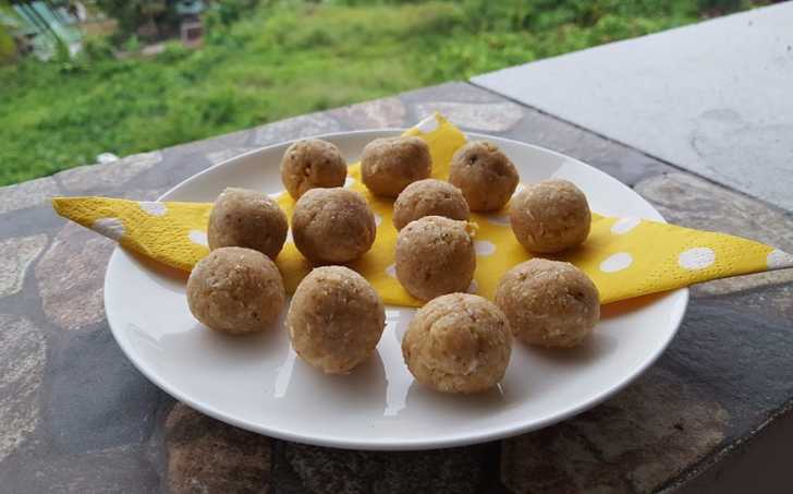 JEDNODUCHÉ SVĚŽÍ KEŠU-CITRONOVÉ KULIČKY