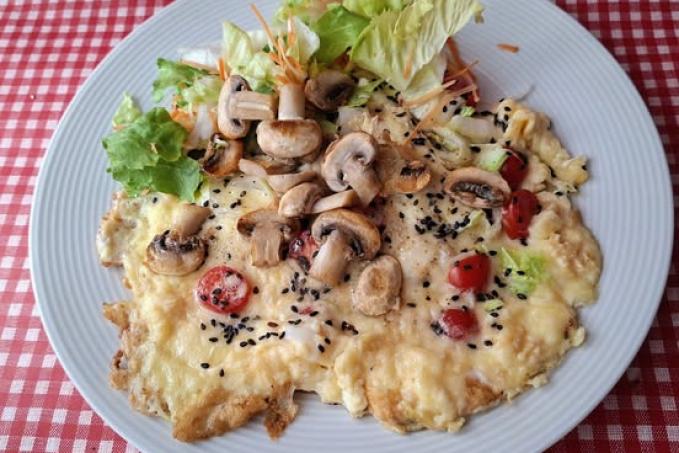 Vaječná omeleta se sýrem, čínským zelím a žampiony