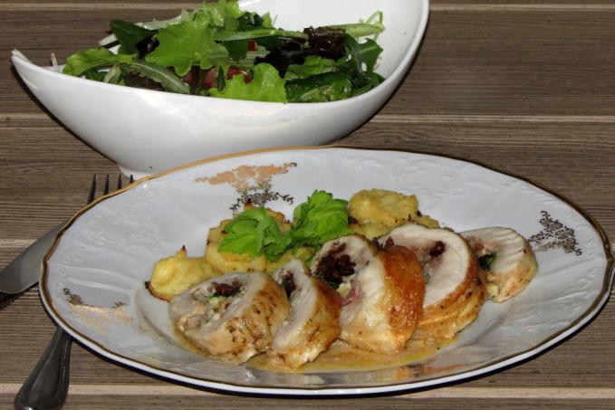 KUŘECÍ ROLÁDA S CELEROVÝMI PUSINKAMI