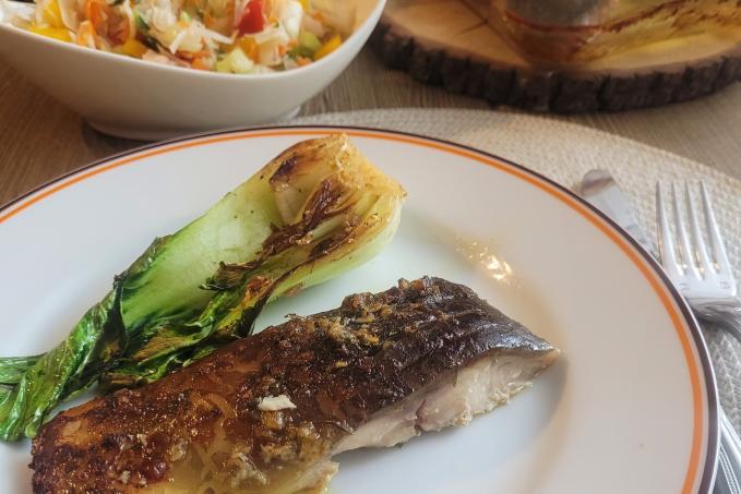 KAPR NA ČESNEKU S PAK CHOI A SALÁTEM