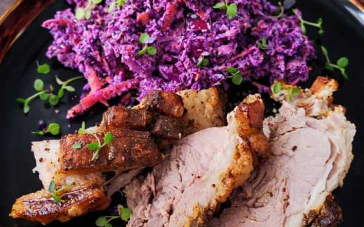 ZELNÝ SALÁT + PEČENÉ VEPŘOVÉ MASO