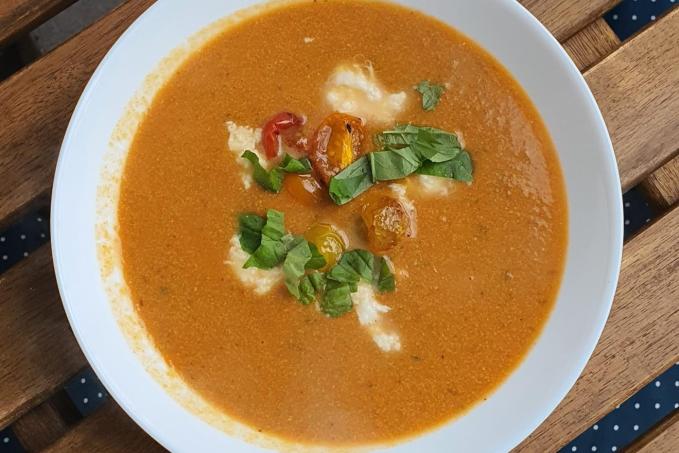 Polévka caprese s červenou čočkou