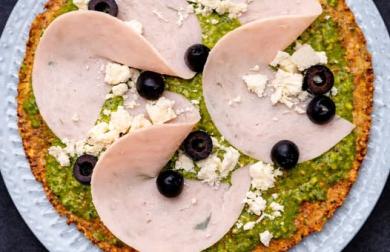 Slaný koláč s bazalkovým pestem