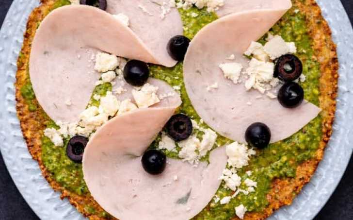 Slaný koláč s bazalkovým pestem