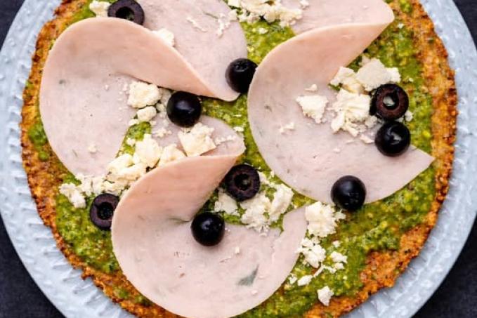 Slaný koláč s bazalkovým pestem