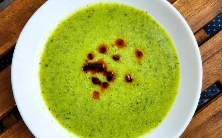 Cuketovo-hráškový krém s mátou a mozzarellou